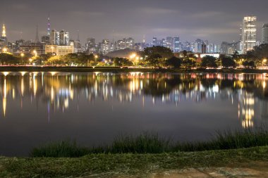 Sao Paulo, Brezilya. 02 Haziran 2017: Gece görünümü Gölü ile şehir Sao Paulo Ibirapuera Parkı ve gökyüzü doğrultusunda.