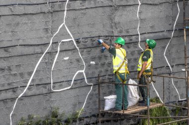 Sao Paulo, Sp, Brezilya, 08 Nisan 2017. İşçiler dikey Bahçe 23 de Maio Avenue, güneyde Sao Paulo yüklemiş olursunuz. Bitkiler Eduardo Kobra, bu yönetimi Başkan Joao Doria silindi, Sao Paulo Antiga grafit değiştirin. ,