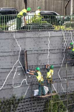 Sao Paulo, Sp, Brezilya, 08 Nisan 2017. İşçiler dikey Bahçe 23 de Maio Avenue, güneyde Sao Paulo yüklemiş olursunuz. Bitkiler Eduardo Kobra, bu yönetimi Başkan Joao Doria silindi, Sao Paulo Antiga grafit değiştirin. ,