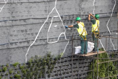 Sao Paulo, Sp, Brezilya, 08 Nisan 2017. İşçiler dikey Bahçe 23 de Maio Avenue, güneyde Sao Paulo yüklemiş olursunuz. Bitkiler Eduardo Kobra, bu yönetimi Başkan Joao Doria silindi, Sao Paulo Antiga grafit değiştirin. ,