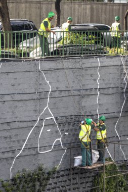 Sao Paulo, Sp, Brezilya, 08 Nisan 2017. İşçiler dikey Bahçe 23 de Maio Avenue, güneyde Sao Paulo yüklemiş olursunuz. Bitkiler Eduardo Kobra, bu yönetimi Başkan Joao Doria silindi, Sao Paulo Antiga grafit değiştirin. ,