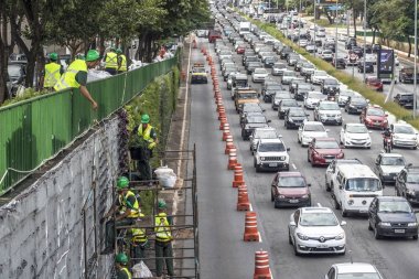 Sao Paulo, Sp, Brezilya, 08 Nisan 2017. İşçiler dikey Bahçe 23 de Maio Avenue, güneyde Sao Paulo yüklemiş olursunuz. Bitkiler Eduardo Kobra, bu yönetimi Başkan Joao Doria silindi, Sao Paulo Antiga grafit değiştirin. ,