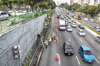 Sao Paulo, Sp, Brezilya, 08 Nisan 2017. İşçiler dikey Bahçe 23 de Maio Avenue, güneyde Sao Paulo yüklemiş olursunuz. Bitkiler Eduardo Kobra, bu yönetimi Başkan Joao Doria silindi, Sao Paulo Antiga grafit değiştirin. ,