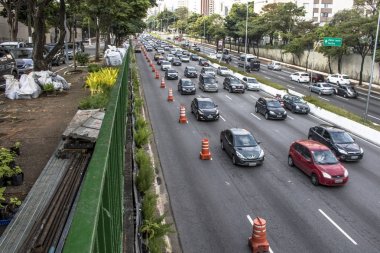 Sao Paulo, Sp, Brezilya, 08 Nisan 2017. İşçiler dikey Bahçe 23 de Maio Avenue, güneyde Sao Paulo yüklemiş olursunuz. Bitkiler Eduardo Kobra, bu yönetimi Başkan Joao Doria silindi, Sao Paulo Antiga grafit değiştirin. ,