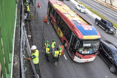 Sao Paulo, Sp, Brezilya, 08 Nisan 2017. İşçiler dikey Bahçe 23 de Maio Avenue, güneyde Sao Paulo yüklemiş olursunuz. Bitkiler Eduardo Kobra, bu yönetimi Başkan Joao Doria silindi, Sao Paulo Antiga grafit değiştirin. ,