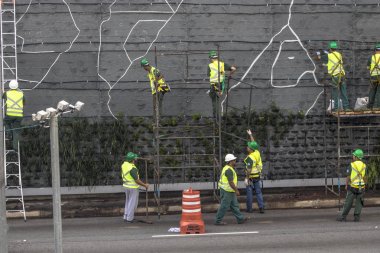 Sao Paulo, Sp, Brezilya, 08 Nisan 2017. İşçiler dikey Bahçe 23 de Maio Avenue, güneyde Sao Paulo yüklemiş olursunuz. Bitkiler Eduardo Kobra, bu yönetimi Başkan Joao Doria silindi, Sao Paulo Antiga grafit değiştirin. ,