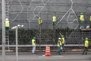 Sao Paulo, Sp, Brezilya, 08 Nisan 2017. İşçiler dikey Bahçe 23 de Maio Avenue, güneyde Sao Paulo yüklemiş olursunuz. Bitkiler Eduardo Kobra, bu yönetimi Başkan Joao Doria silindi, Sao Paulo Antiga grafit değiştirin. ,
