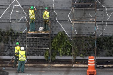 Sao Paulo, Sp, Brezilya, 08 Nisan 2017. İşçiler dikey Bahçe 23 de Maio Avenue, güneyde Sao Paulo yüklemiş olursunuz. Bitkiler Eduardo Kobra, bu yönetimi Başkan Joao Doria silindi, Sao Paulo Antiga grafit değiştirin. ,