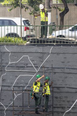 Sao Paulo, Sp, Brezilya, 08 Nisan 2017. İşçiler dikey Bahçe 23 de Maio Avenue, güneyde Sao Paulo yüklemiş olursunuz. Bitkiler Eduardo Kobra, bu yönetimi Başkan Joao Doria silindi, Sao Paulo Antiga grafit değiştirin. ,