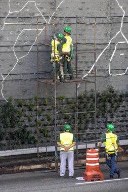 Sao Paulo, Sp, Brezilya, 08 Nisan 2017. İşçiler dikey Bahçe 23 de Maio Avenue, güneyde Sao Paulo yüklemiş olursunuz. Bitkiler Eduardo Kobra, bu yönetimi Başkan Joao Doria silindi, Sao Paulo Antiga grafit değiştirin. ,