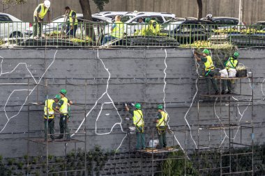 Sao Paulo, Sp, Brezilya, 08 Nisan 2017. İşçiler dikey Bahçe 23 de Maio Avenue, güneyde Sao Paulo yüklemiş olursunuz. Bitkiler Eduardo Kobra, bu yönetimi Başkan Joao Doria silindi, Sao Paulo Antiga grafit değiştirin. ,
