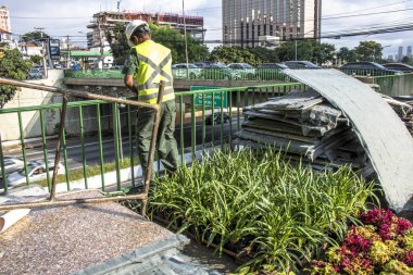 Sao Paulo, Sp, Brezilya, 08 Nisan 2017. İşçiler dikey Bahçe 23 de Maio Avenue, güneyde Sao Paulo yüklemiş olursunuz. Bitkiler Eduardo Kobra, bu yönetimi Başkan Joao Doria silindi, Sao Paulo Antiga grafit değiştirin. ,