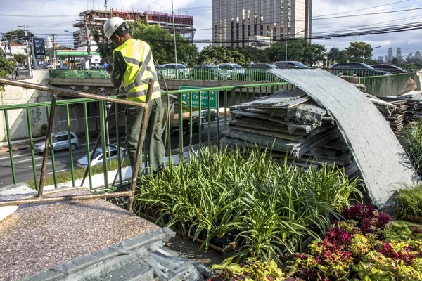 Sao Paulo Brasil Abril 2017 Los Trabajadores Están Instalando Jardín —  Fotos de Stock