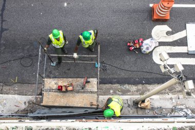 Sao Paulo, Sp, Brezilya, 08 Nisan 2017. İşçiler dikey Bahçe 23 de Maio Avenue, güneyde Sao Paulo yüklemiş olursunuz. Bitkiler Eduardo Kobra, bu yönetimi Başkan Joao Doria silindi, Sao Paulo Antiga grafit değiştirin. ,