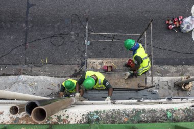 Sao Paulo, Sp, Brezilya, 08 Nisan 2017. İşçiler dikey Bahçe 23 de Maio Avenue, güneyde Sao Paulo yüklemiş olursunuz. Bitkiler Eduardo Kobra, bu yönetimi Başkan Joao Doria silindi, Sao Paulo Antiga grafit değiştirin. ,