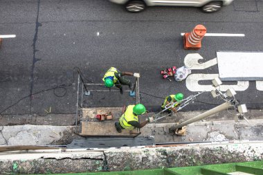 Sao Paulo, Sp, Brezilya, 08 Nisan 2017. İşçiler dikey Bahçe 23 de Maio Avenue, güneyde Sao Paulo yüklemiş olursunuz. Bitkiler Eduardo Kobra, bu yönetimi Başkan Joao Doria silindi, Sao Paulo Antiga grafit değiştirin. ,