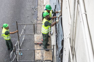 Sao Paulo, Sp, Brezilya, 08 Nisan 2017. İşçiler dikey Bahçe 23 de Maio Avenue, güneyde Sao Paulo yüklemiş olursunuz. Bitkiler Eduardo Kobra, bu yönetimi Başkan Joao Doria silindi, Sao Paulo Antiga grafit değiştirin. ,