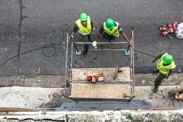 Sao Paulo Brasilien April 2017 Arbeiter Installieren Den Vertikalen Garten — Stockfoto