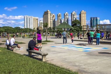 Sao Paulo, Brezilya, 20 Ocak 2012, Villa Lobos Park insanlarda. Parkta yürüyüşe, Bisiklet ve bir vaha patenciler için için iyi bir yerdir.