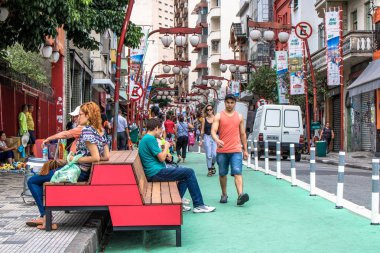 Sao Paulo, Brezilya, 08 Aralık 2016. Yaya Liberdade mahalle, şehir Sao Paulo Lane'de üzerinde yürüyen insanlar