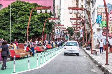Sao Paulo, Brezilya, 08 Aralık 2016. Yaya Liberdade mahalle, şehir Sao Paulo Lane'de üzerinde yürüyen insanlar