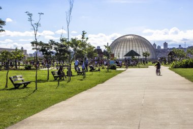 Sao Paulo, Brezilya, 20 Ocak 2012, Villa Lobos Park insanlarda. Parkta yürüyüşe, Bisiklet ve bir vaha patenciler için için iyi bir yerdir.