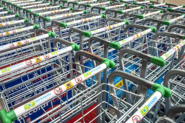 Sao Paulo, Brezilya, Aralık 31, 2010. Bagaj Arabaları satırındaki Congonhas havaalanında geçit