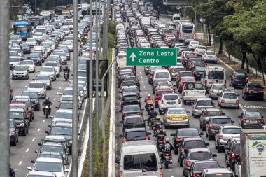 Sao Paulo, Brezilya, 08 Aralık 2017. Kuzey Güney koridorunda, 23 de Maio Avenue, Güney Bölge Sao Paulo yoğun trafik. Bu cadde şehrin Kuzey ve Güney alanlarında bağlanır.