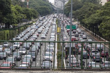 Sao Paulo, Brezilya, 08 Aralık 2017. Kuzey Güney koridorunda, 23 de Maio Avenue, Güney Bölge Sao Paulo yoğun trafik. Bu cadde şehrin Kuzey ve Güney alanlarında bağlanır.