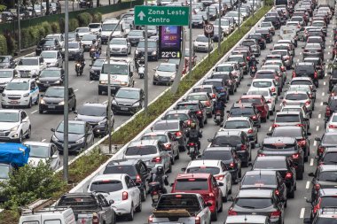 Sao Paulo, Brezilya, 08 Aralık 2017. Kuzey Güney koridorunda, 23 de Maio Avenue, Güney Bölge Sao Paulo yoğun trafik. Bu cadde şehrin Kuzey ve Güney alanlarında bağlanır.