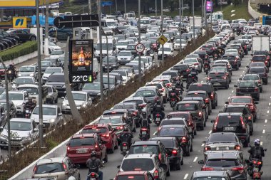 Sao Paulo, Brezilya, 08 Aralık 2017. Kuzey Güney koridorunda, 23 de Maio Avenue, Güney Bölge Sao Paulo yoğun trafik. Bu cadde şehrin Kuzey ve Güney alanlarında bağlanır.
