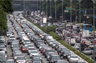 Sao Paulo, Brezilya, 08 Aralık 2017. Kuzey Güney koridorunda, 23 de Maio Avenue, Güney Bölge Sao Paulo yoğun trafik. Bu cadde şehrin Kuzey ve Güney alanlarında bağlanır.