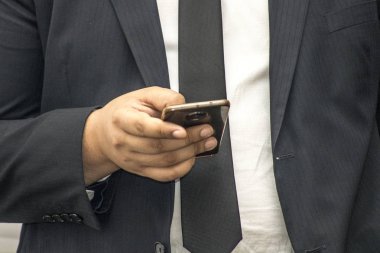 Sao Paulo, Sp, Brezilya, 13 Aralık 2017. İşleme onun smartphone, hücresel cep telefonu, Sao Paulo şehir bir takım elbise Yönetici detay