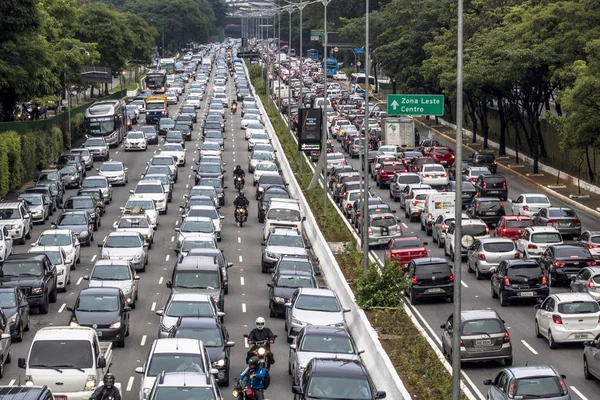 SÃO PAULO, SP - 29.05.2018: MOVIMENTO NO CEAGESP NESTA TERÇA FEIRA - After  9 days of truck stoppage, vegetable and vegetable loading begins to be  replaced in the boxes of Ceagesp, west