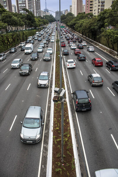 Sao Paulo, Brazil, December 08, 2017. Heavy traffic in the North South Corridor, at the 23 de Maio Avenue, south zone of Sao Paulo. This avenue connects the northern and southern areas of the city.