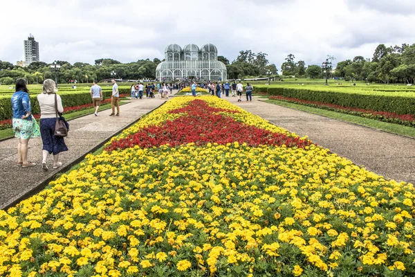 巴西的库里蒂巴 2017年12月30日 游客在库里蒂的植物园 官方命名的植物园玛丽亚加芬克尔 Richbieter 有一个铁和玻璃音乐学院灵感的水晶宫 并于1991年落成 — 图库照片