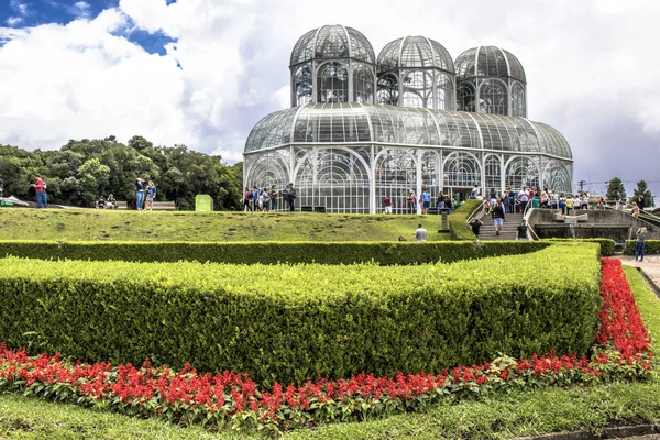 巴西的库里蒂巴 2017年12月30日 游客在库里蒂的植物园 官方命名的植物园玛丽亚加芬克尔 Richbieter 有一个铁和玻璃音乐学院灵感的水晶宫 并于1991年落成 — 图库照片
