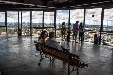 Curitiba, Parana, Brezilya, 03 Ocak 2018. Turistler 109 metre yüksekliğindeki Curitiba, Parana devlet Merces mahallede panoramik kule bakış açısı içinde 360 derece görüntü gözlemlemek