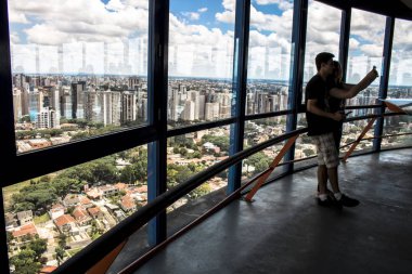 Curitiba, Parana, Brezilya, 03 Ocak 2018. Turistler 109 metre yüksekliğindeki Curitiba, Parana devlet Merces mahallede panoramik kule bakış açısı içinde 360 derece görüntü gözlemlemek