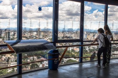 Curitiba, Parana, Brezilya, 03 Ocak 2018. Turistler 109 metre yüksekliğindeki Curitiba, Parana devlet Merces mahallede panoramik kule bakış açısı içinde 360 derece görüntü gözlemlemek