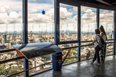 Curitiba, Parana, Brezilya, 03 Ocak 2018. Turistler 109 metre yüksekliğindeki Curitiba, Parana devlet Merces mahallede panoramik kule bakış açısı içinde 360 derece görüntü gözlemlemek