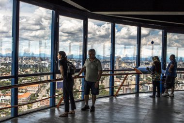 Curitiba, Parana, Brezilya, 03 Ocak 2018. Turistler 109 metre yüksekliğindeki Curitiba, Parana devlet Merces mahallede panoramik kule bakış açısı içinde 360 derece görüntü gözlemlemek