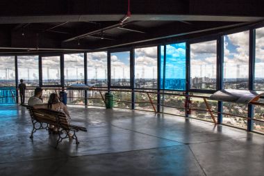 Curitiba, Parana, Brezilya, 03 Ocak 2018. Turistler 109 metre yüksekliğindeki Curitiba, Parana devlet Merces mahallede panoramik kule bakış açısı içinde 360 derece görüntü gözlemlemek