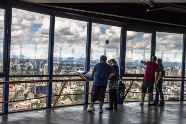Curitiba, Parana, Brezilya, 03 Ocak 2018. Turistler 109 metre yüksekliğindeki Curitiba, Parana devlet Merces mahallede panoramik kule bakış açısı içinde 360 derece görüntü gözlemlemek