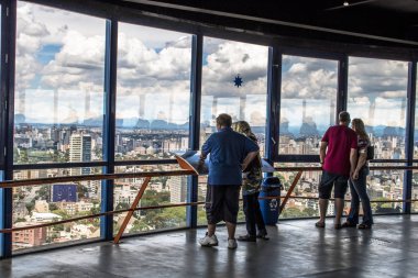 Curitiba, Parana, Brezilya, 03 Ocak 2018. Turistler 109 metre yüksekliğindeki Curitiba, Parana devlet Merces mahallede panoramik kule bakış açısı içinde 360 derece görüntü gözlemlemek
