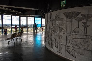 Curitiba, Parana, Brezilya, 03 Ocak 2018. Turistler 109 metre yüksekliğindeki Curitiba, Parana devlet Merces mahallede panoramik kule bakış açısı içinde 360 derece görüntü gözlemlemek