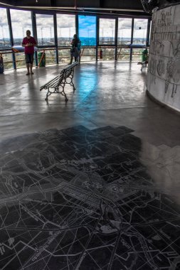 Curitiba, Parana, Brezilya, 03 Ocak 2018. Turistler 109 metre yüksekliğindeki Curitiba, Parana devlet Merces mahallede panoramik kule bakış açısı içinde 360 derece görüntü gözlemlemek