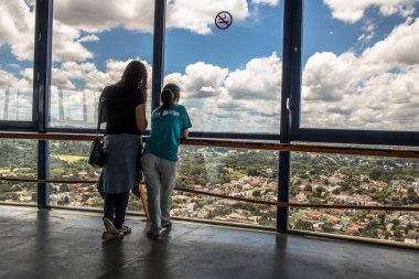 Curitiba, Parana, Brezilya, 03 Ocak 2018. Turistler 109 metre yüksekliğindeki Curitiba, Parana devlet Merces mahallede panoramik kule bakış açısı içinde 360 derece görüntü gözlemlemek