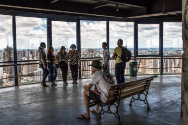 Curitiba, Parana, Brezilya, 03 Ocak 2018. Turistler 109 metre yüksekliğindeki Curitiba, Parana devlet Merces mahallede panoramik kule bakış açısı içinde 360 derece görüntü gözlemlemek