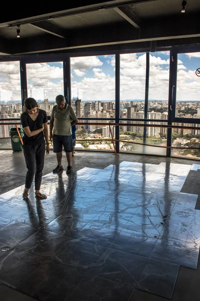 Curitiba, Parana, Brezilya, 03 Ocak 2018. Turistler 109 metre yüksekliğindeki Curitiba, Parana devlet Merces mahallede panoramik kule bakış açısı içinde 360 derece görüntü gözlemlemek